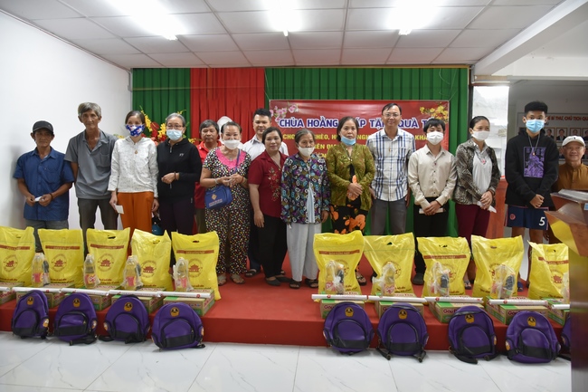 Tặng quà Tết cho hội người mù, các gia đình khó khăn, và phóng sanh tại các tỉnh Miền Tây