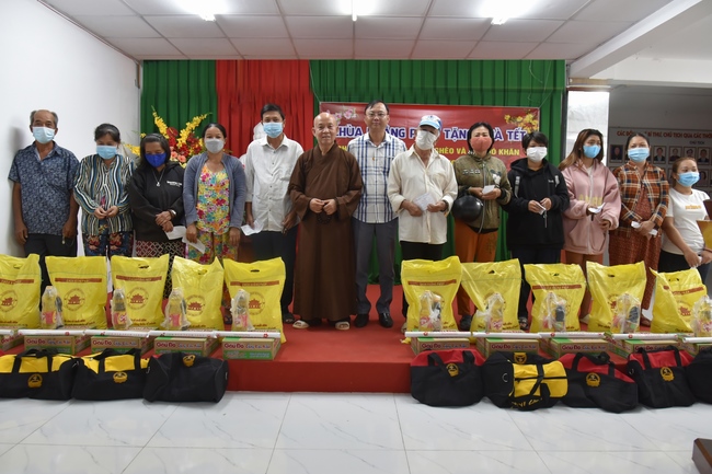 Tặng quà Tết cho hội người mù, các gia đình khó khăn, và phóng sanh tại các tỉnh Miền Tây