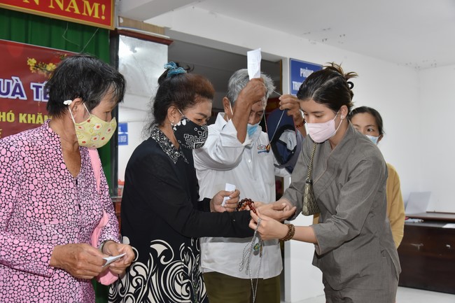 Tặng quà Tết cho hội người mù, các gia đình khó khăn, và phóng sanh tại các tỉnh Miền Tây