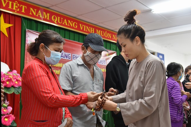 Tặng quà Tết cho hội người mù, các gia đình khó khăn, và phóng sanh tại các tỉnh Miền Tây