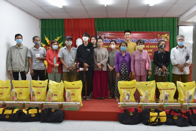 Tặng quà Tết cho hội người mù, các gia đình khó khăn, và phóng sanh tại các tỉnh Miền Tây