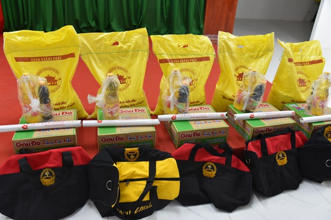 Tặng quà Tết cho hội người mù, các gia đình khó khăn, và phóng sanh tại các tỉnh Miền Tây