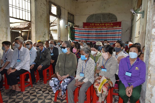 Tặng quà Tết cho hội người mù, các gia đình khó khăn, và phóng sanh tại các tỉnh Miền Tây