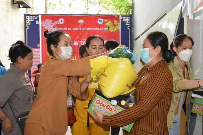 Tặng quà Tết cho hội người mù, các gia đình khó khăn, và phóng sanh tại các tỉnh Miền Tây