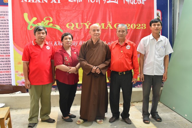 Tặng quà Tết cho hội người mù, các gia đình khó khăn, và phóng sanh tại các tỉnh Miền Tây