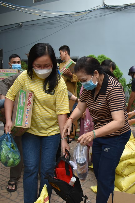 Tặng quà Tết cho hội người mù, các gia đình khó khăn, và phóng sanh tại các tỉnh Miền Tây