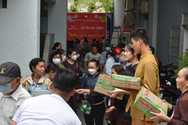 Tặng quà Tết cho hội người mù, các gia đình khó khăn, và phóng sanh tại các tỉnh Miền Tây