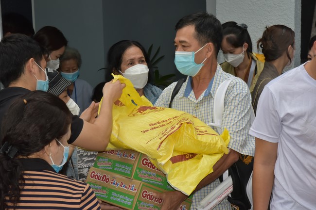 Tặng quà Tết cho hội người mù, các gia đình khó khăn, và phóng sanh tại các tỉnh Miền Tây