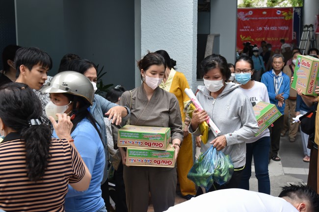 Tặng quà Tết cho hội người mù, các gia đình khó khăn, và phóng sanh tại các tỉnh Miền Tây