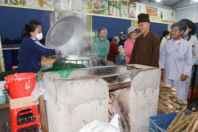 Tặng quà Tết cho hội người mù, các gia đình khó khăn, và phóng sanh tại các tỉnh Miền Tây