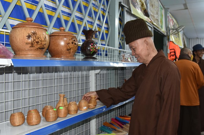 Tặng quà Tết cho hội người mù, các gia đình khó khăn, và phóng sanh tại các tỉnh Miền Tây