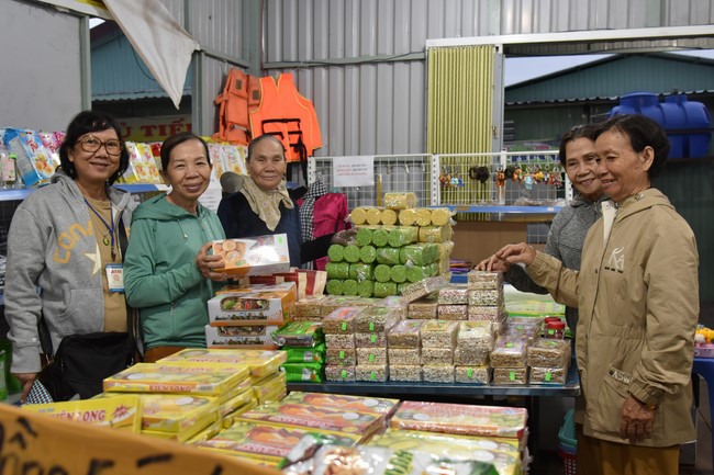 Tặng quà Tết cho hội người mù, các gia đình khó khăn, và phóng sanh tại các tỉnh Miền Tây