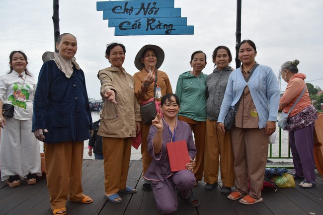 Tặng quà Tết cho hội người mù, các gia đình khó khăn, và phóng sanh tại các tỉnh Miền Tây