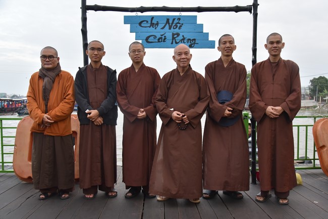 Tặng quà Tết cho hội người mù, các gia đình khó khăn, và phóng sanh tại các tỉnh Miền Tây