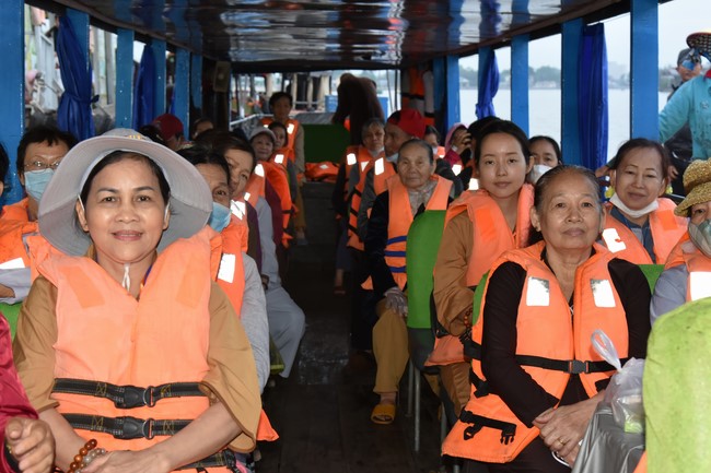 Tặng quà Tết cho hội người mù, các gia đình khó khăn, và phóng sanh tại các tỉnh Miền Tây