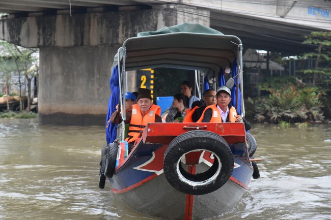 Tặng quà Tết cho hội người mù, các gia đình khó khăn, và phóng sanh tại các tỉnh Miền Tây
