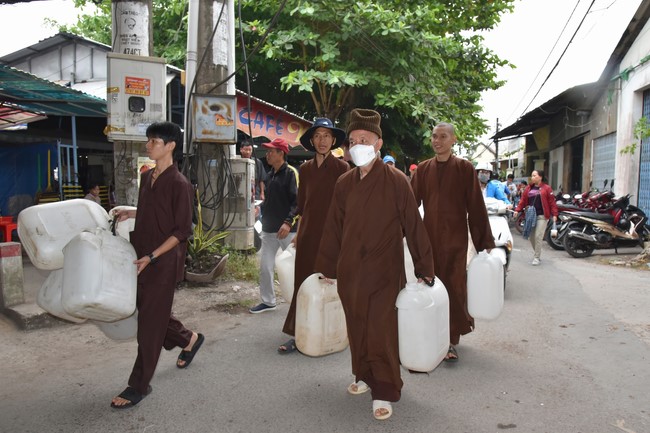 Tặng quà Tết cho hội người mù, các gia đình khó khăn, và phóng sanh tại các tỉnh Miền Tây