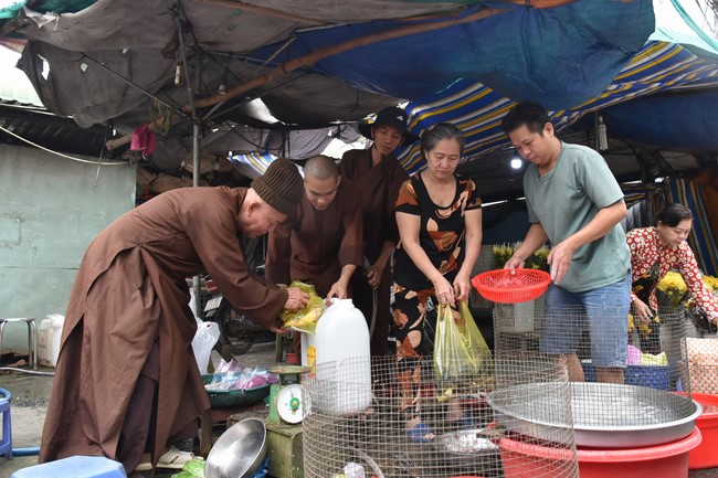 Tặng quà Tết cho hội người mù, các gia đình khó khăn, và phóng sanh tại các tỉnh Miền Tây
