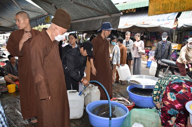Tặng quà Tết cho hội người mù, các gia đình khó khăn, và phóng sanh tại các tỉnh Miền Tây