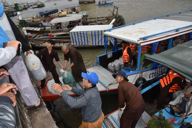 Tặng quà Tết cho hội người mù, các gia đình khó khăn, và phóng sanh tại các tỉnh Miền Tây