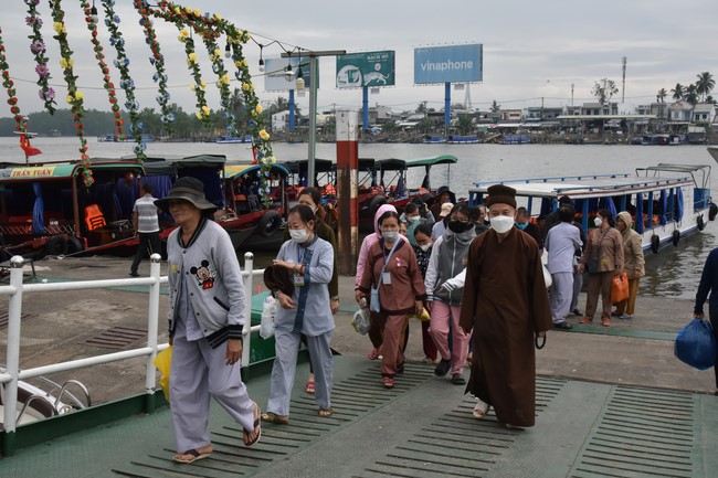 Tặng quà Tết cho hội người mù, các gia đình khó khăn, và phóng sanh tại các tỉnh Miền Tây