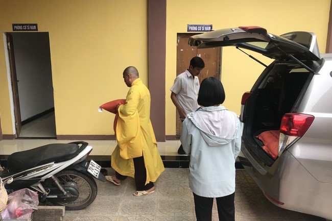 Suoi Phap Pagoda in Tay Ninh: Giving Tet gifts to people in difficult circumstances