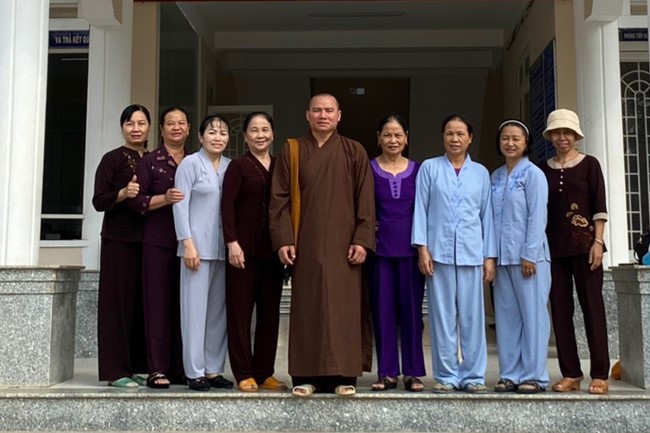 Suoi Phap Pagoda in Tay Ninh: Giving Tet gifts to people in difficult circumstances