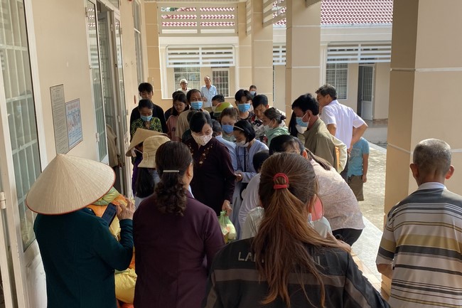 Suoi Phap Pagoda in Tay Ninh: Giving Tet gifts to people in difficult circumstances