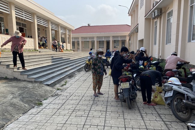 Suoi Phap Pagoda in Tay Ninh: Giving Tet gifts to people in difficult circumstances