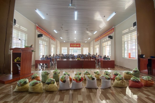 Suoi Phap Pagoda in Tay Ninh: Giving Tet gifts to people in difficult circumstances