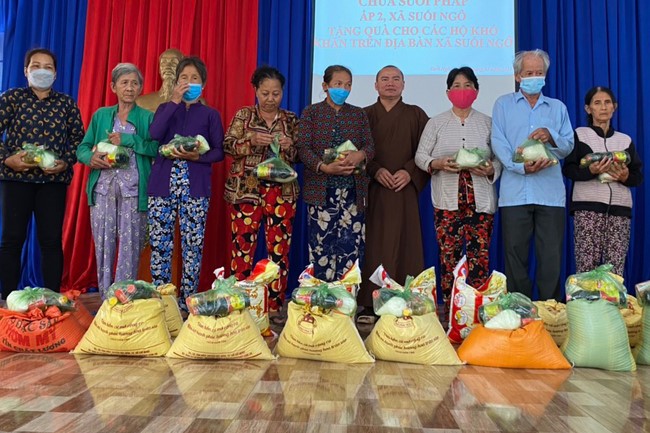 Suoi Phap Pagoda in Tay Ninh: Giving Tet gifts to people in difficult circumstances