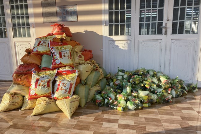 Suoi Phap Pagoda in Tay Ninh: Giving Tet gifts to people in difficult circumstances