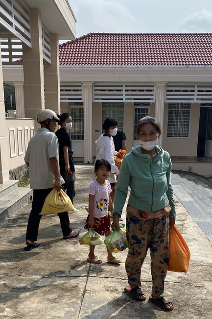 Suoi Phap Pagoda in Tay Ninh: Giving Tet gifts to people in difficult circumstances