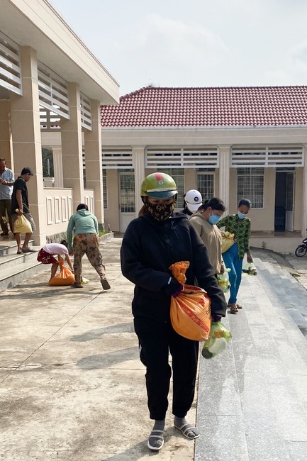 Suoi Phap Pagoda in Tay Ninh: Giving Tet gifts to people in difficult circumstances