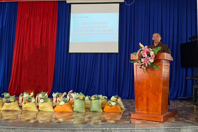 Suoi Phap Pagoda in Tay Ninh: Giving Tet gifts to people in difficult circumstances