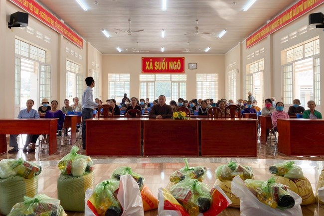 Suoi Phap Pagoda in Tay Ninh: Giving Tet gifts to people in difficult circumstances