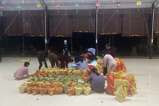 Suoi Phap Pagoda in Tay Ninh: Giving Tet gifts to people in difficult circumstances