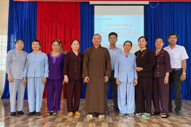 Suoi Phap Pagoda in Tay Ninh: Giving Tet gifts to people in difficult circumstances