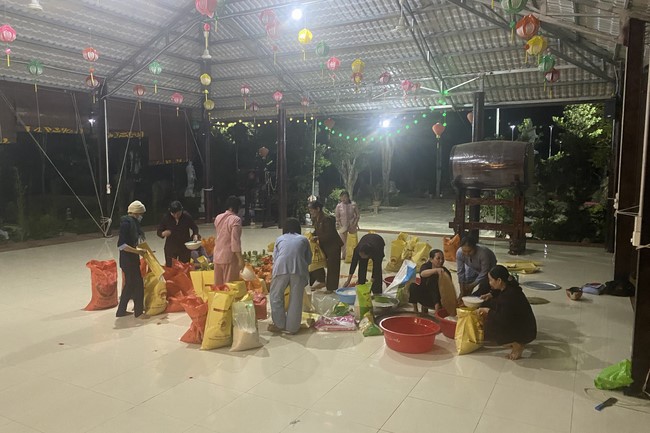 Suoi Phap Pagoda in Tay Ninh: Giving Tet gifts to people in difficult circumstances