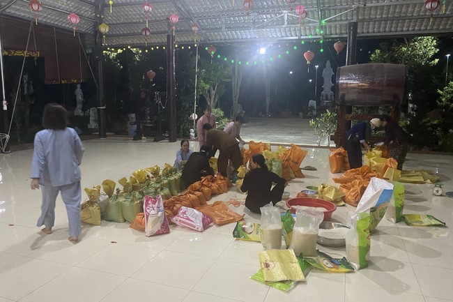 Suoi Phap Pagoda in Tay Ninh: Giving Tet gifts to people in difficult circumstances
