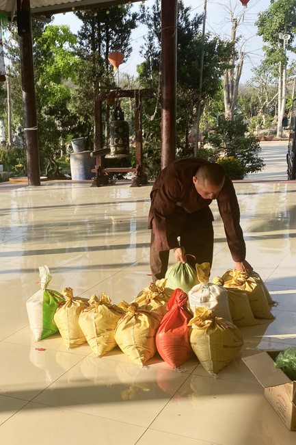 Suoi Phap Pagoda in Tay Ninh: Giving Tet gifts to people in difficult circumstances