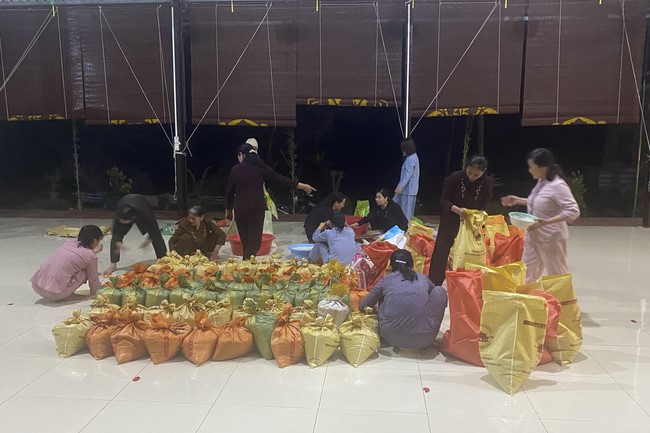 Suoi Phap Pagoda in Tay Ninh: Giving Tet gifts to people in difficult circumstances