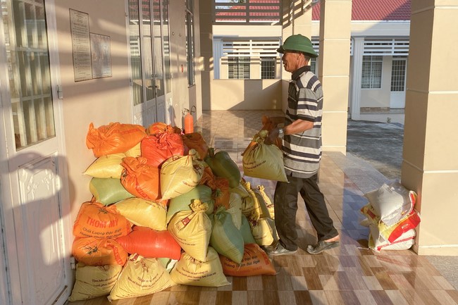 Suoi Phap Pagoda in Tay Ninh: Giving Tet gifts to people in difficult circumstances