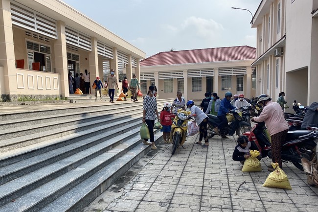 Suoi Phap Pagoda in Tay Ninh: Giving Tet gifts to people in difficult circumstances