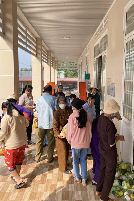 Suoi Phap Pagoda in Tay Ninh: Giving Tet gifts to people in difficult circumstances