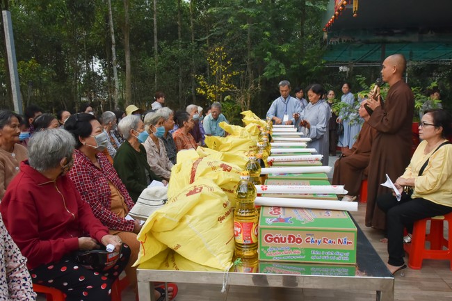 Offerings to Thanh Phap Branch and giving gifts in Dong Nai