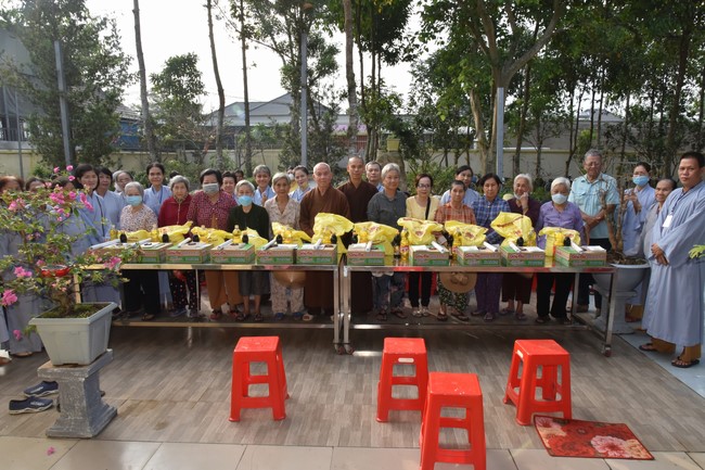 Offerings to Thanh Phap Branch and giving gifts in Dong Nai