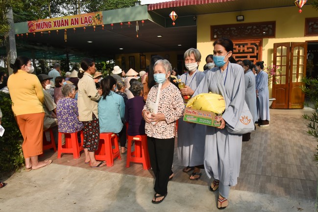 Offerings to Thanh Phap Branch and giving gifts in Dong Nai