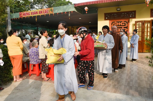 Offerings to Thanh Phap Branch and giving gifts in Dong Nai