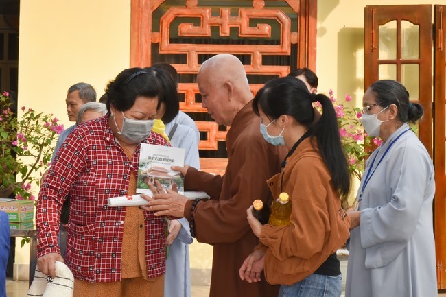 Offerings to Thanh Phap Branch and giving gifts in Dong Nai